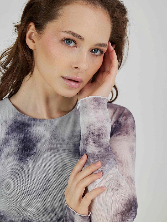 Лонгслив из сетки в технике tye-die с встроенным топом
